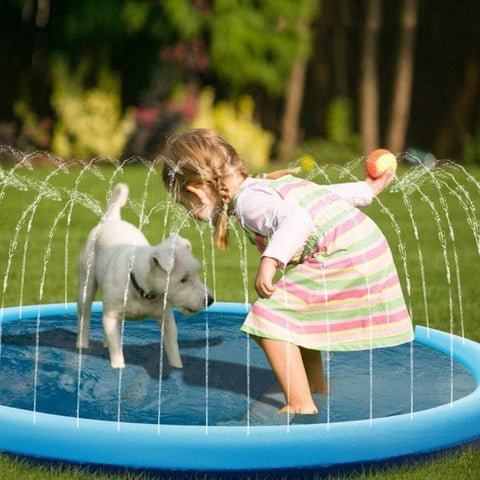 Piscina Para Criança e PET Inflável Com Aspersor Splash Divertido 10 Criança e cachorro brincando com a piscina splash com aspersor jatos de água