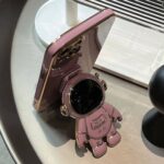 Capinha de Iphone Com Suporte Oculto Astronauta 6D e Proteção Câmera
